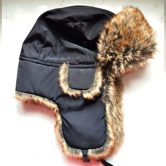 Le Chateau winter hat - Picture 1 of 3